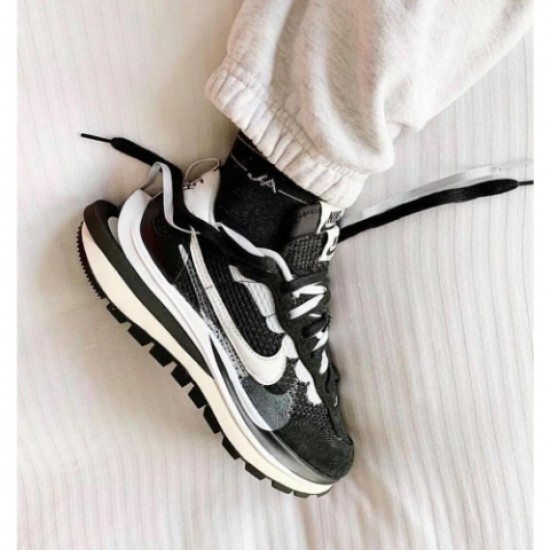 Nike Sacai VaporWaffle “Black-White”